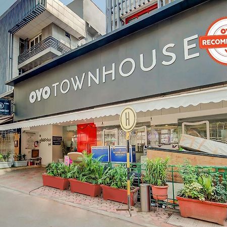 Vaccinated Staff- Oyo Townhouse 105 Khar West Station Hotell Mumbai Eksteriør bilde