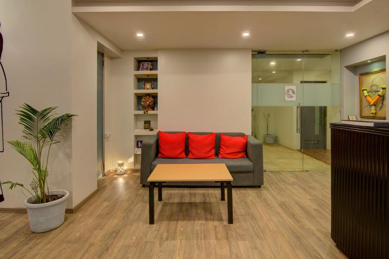 Vaccinated Staff- Oyo Townhouse 105 Khar West Station Hotell Mumbai Eksteriør bilde