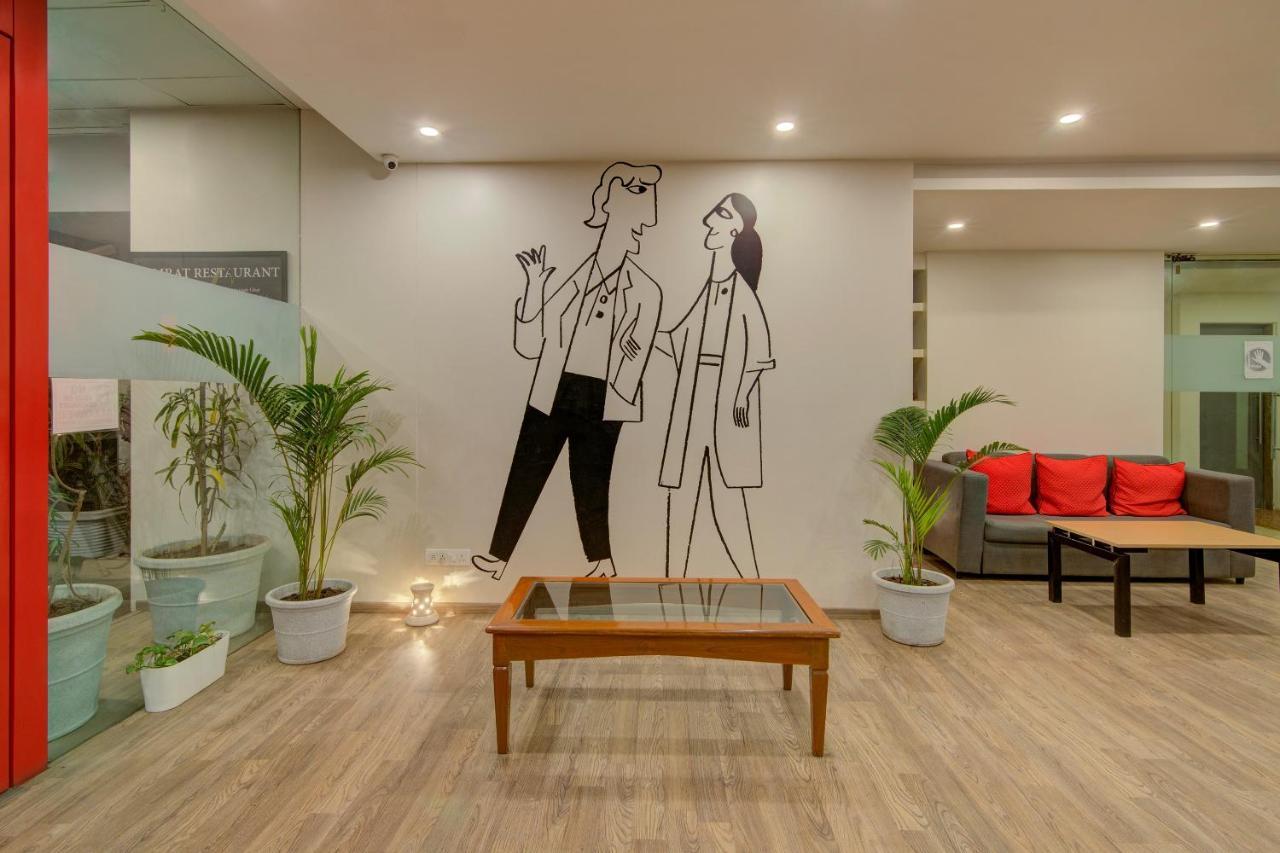Vaccinated Staff- Oyo Townhouse 105 Khar West Station Hotell Mumbai Eksteriør bilde