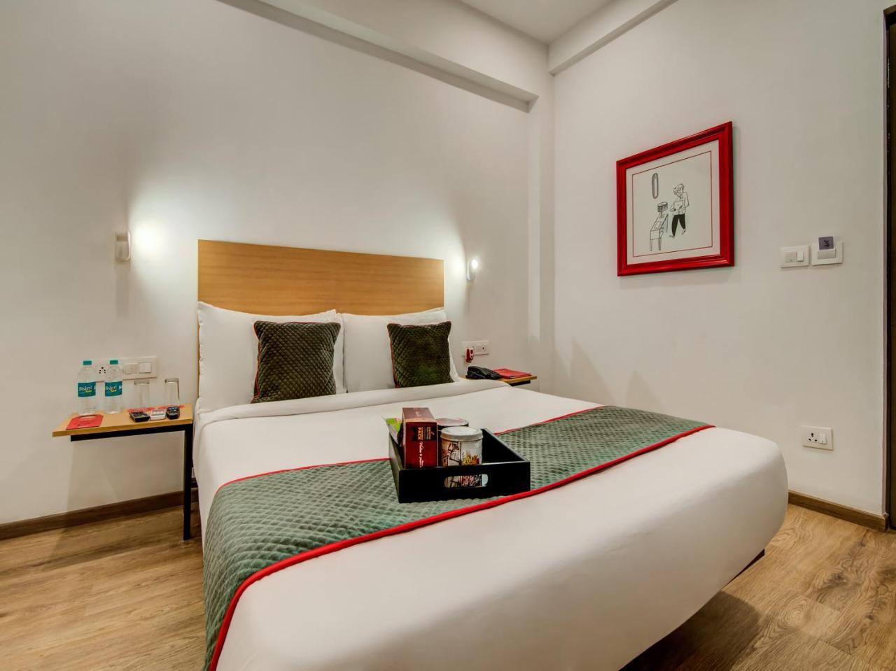 Vaccinated Staff- Oyo Townhouse 105 Khar West Station Hotell Mumbai Eksteriør bilde