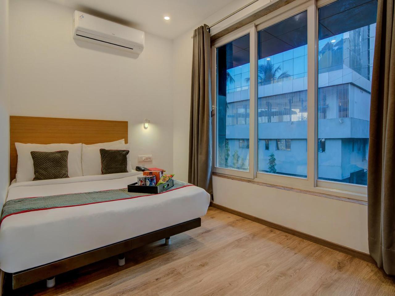 Vaccinated Staff- Oyo Townhouse 105 Khar West Station Hotell Mumbai Eksteriør bilde
