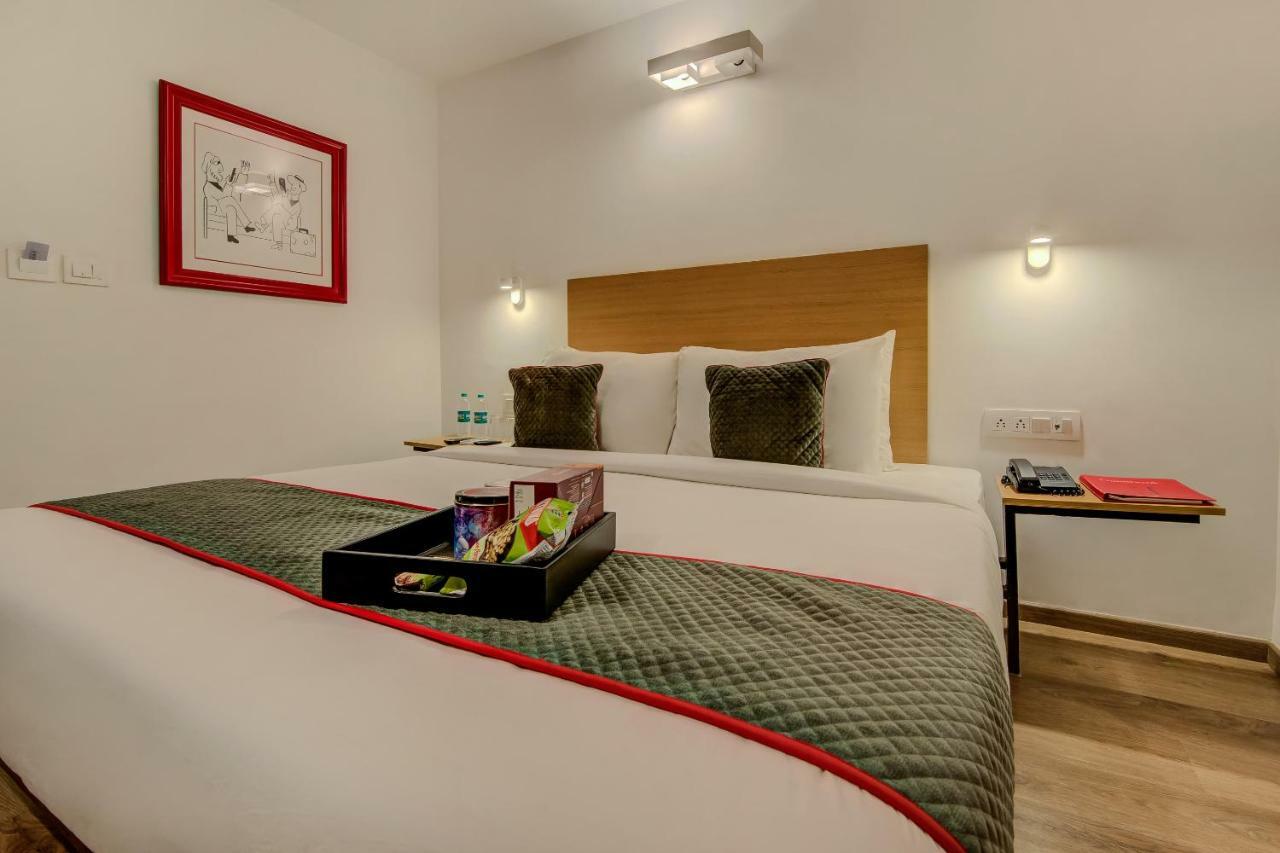 Vaccinated Staff- Oyo Townhouse 105 Khar West Station Hotell Mumbai Eksteriør bilde