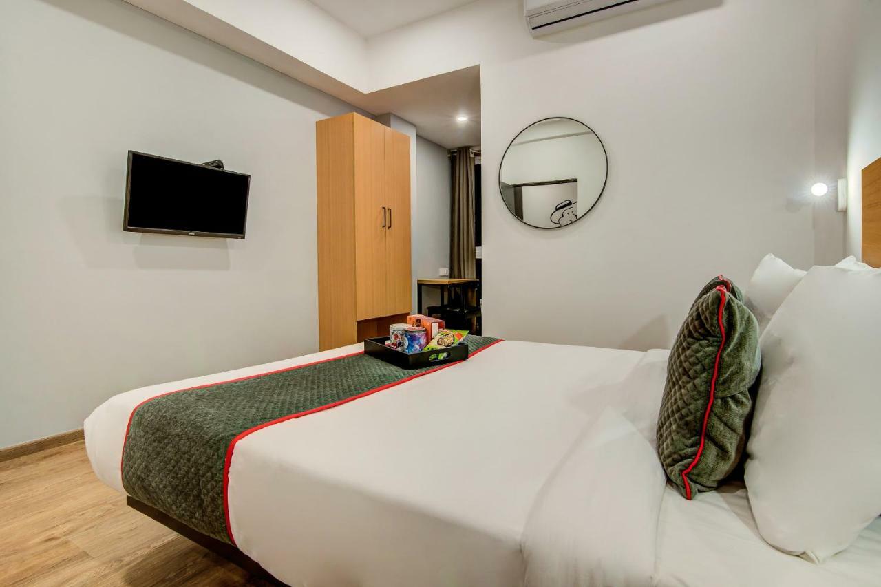 Vaccinated Staff- Oyo Townhouse 105 Khar West Station Hotell Mumbai Eksteriør bilde