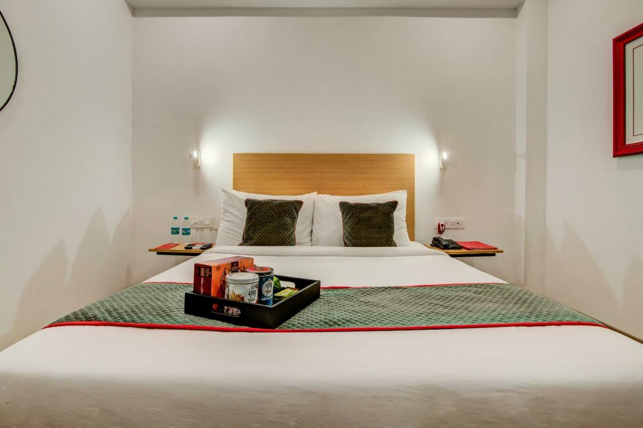 Vaccinated Staff- Oyo Townhouse 105 Khar West Station Hotell Mumbai Eksteriør bilde