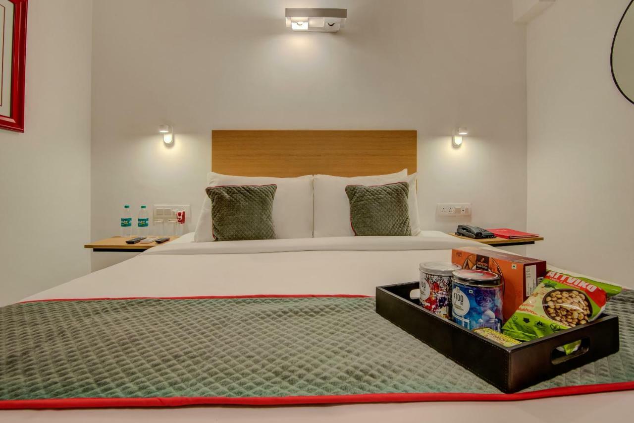 Vaccinated Staff- Oyo Townhouse 105 Khar West Station Hotell Mumbai Eksteriør bilde