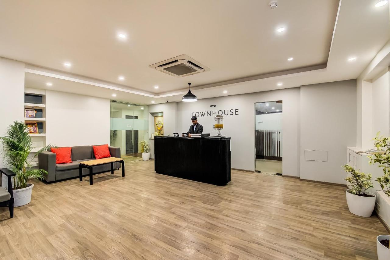 Vaccinated Staff- Oyo Townhouse 105 Khar West Station Hotell Mumbai Eksteriør bilde