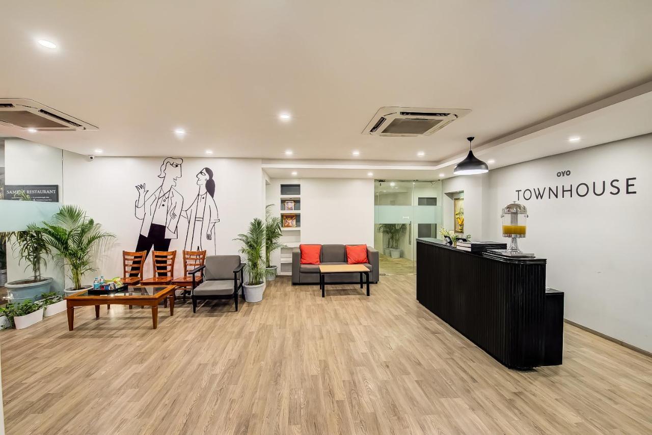 Vaccinated Staff- Oyo Townhouse 105 Khar West Station Hotell Mumbai Eksteriør bilde